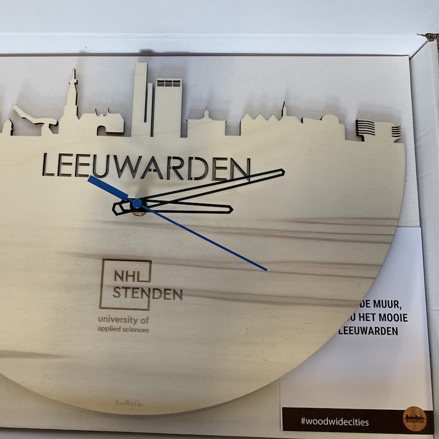 Klok-met-skyline-WoodWideCities-relatiegeschenk-promotioneel-hout-duurzaam62