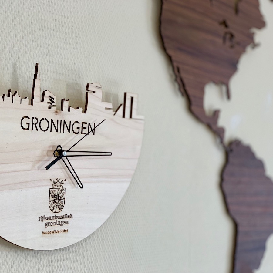 Klok-met-skyline-WoodWideCities-relatiegeschenk-promotioneel-hout-duurzaam82