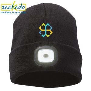 Foto-2-zwarte-muts-beanie-met-led-verlichting-beanie-met-led-licht-led-licht-warme-muts-donker-koud-zaakado-relatiegeschenken-voetpad-fietsen