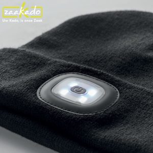Foto-4-warme-muts-bouwvakkers-buiten-werken-verlichting-led-licht-creatief-relatiegeschenk-zaakado-promotiemateriaal-bedrukte-relatiegeschenken-muts-met-logo-rotterdam-winter-koud-herenmuts