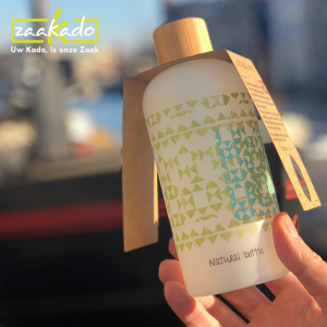 Waterfles-duurzaam-bamboe-suikerriet-herbruikbare-fles-personaliseren-met-kleur-zaakado-relatiegeschenk-waterfles-met-eigen-kleur-relatiegeschenk-kraft-kaart-gepersonaliseerd