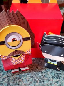 Een voorbeeld van de nieuwe Happy Meal-speeltjes gemaakt van herbruikbaar materiaal. © REUTERS